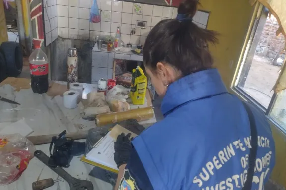 Detienen a dos por usurpación de vivienda en un barrio de la ciudad.