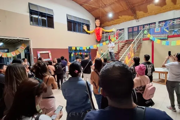 La Escuela de Títeres alcanza un récord de funciones con Champi Bluuu.