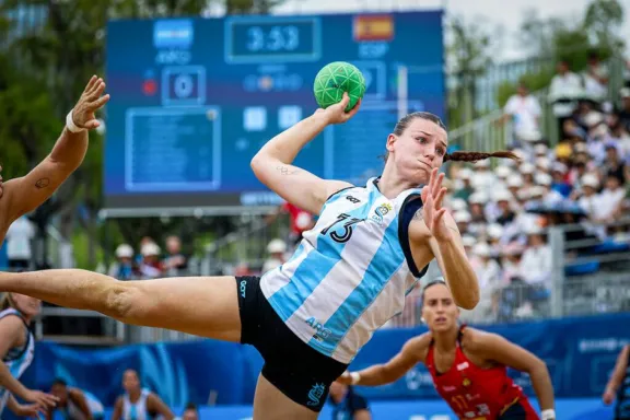 Seleccionados argentinos de beach handball entrenan en Neuquén para mejorar su rendimiento.