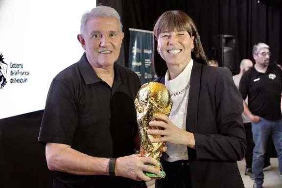 Julieta Corroza se despide como ministra en un acto junto a Jorge Burruchaga.