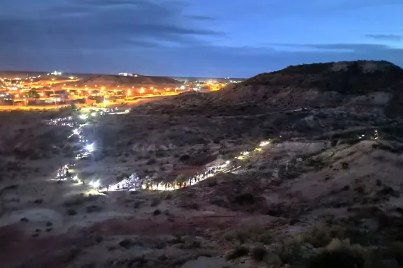 La escuela primaria N° 314 realizó una experiencia de senderismo nocturno en los Cerros Colorados.