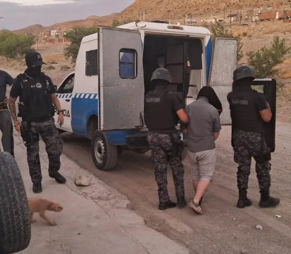 Barrio Cordillera del Viento: detienen a un hombre y hallan cocaína en un operativo policial.