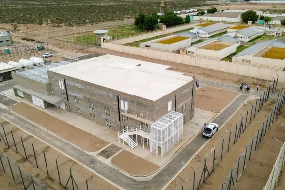 Figueroa abrió el nuevo pabellón de máxima seguridad en la U11 para mejorar la infraestructura.