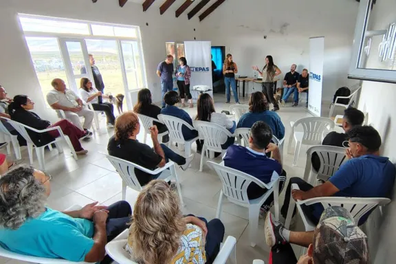 Se inicia una obra histórica de agua potable en Auquinco para mejorar la calidad de vida.