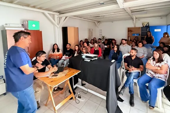 Juventud se une al proceso de reinscripción para las becas Gregorio Álvarez.