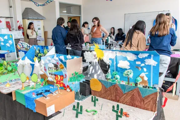 La EPET 20 impulsa la enseñanza de Ciencias Naturales con proyectos estudiantiles.