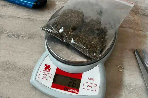 Operativo policial: detienen a un hombre y se incautan drogas.