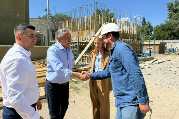 Figueroa revisa obras en Chos Malal para mejorar el abastecimiento de agua potable.