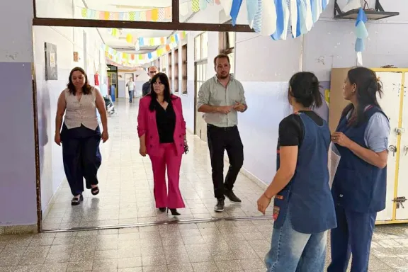 Autoridades educativas visitaron la Escuela Primaria 327 en Chos Malal para evaluar mejoras.