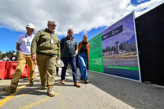 Figueroa supervisa la modernización del Aeropuerto Chapelco directamente.