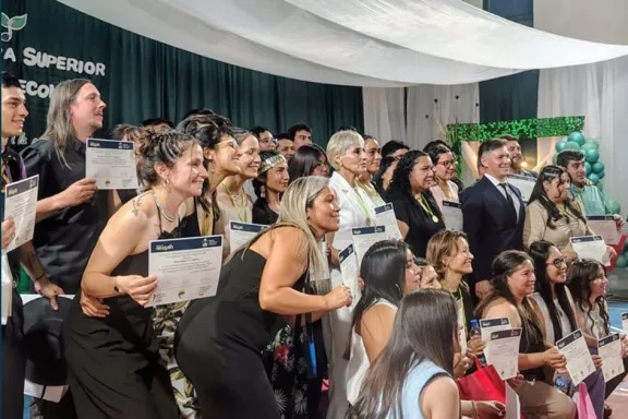 44 egresados de la Tecnicatura en Agroecología potencian la producción local en el país.