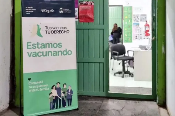 Horarios ampliados para finalizar esquemas de vacunación en jóvenes.