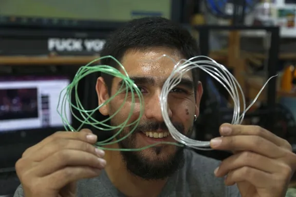 Un emprendedor neuquino transforma desechos en diseño innovador y sustentable.