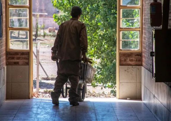 Mejoras en edificios escolares para un nuevo verano.
