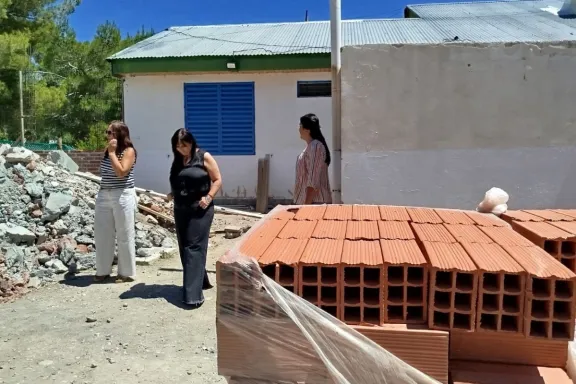 Autoridades de Educación recorren escuelas en construcción en Chos Malal.