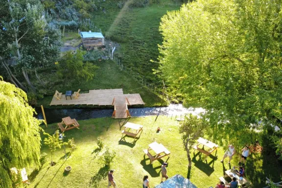 Familia transforma su proyecto en turismo y empleo en Alto Neuquén.