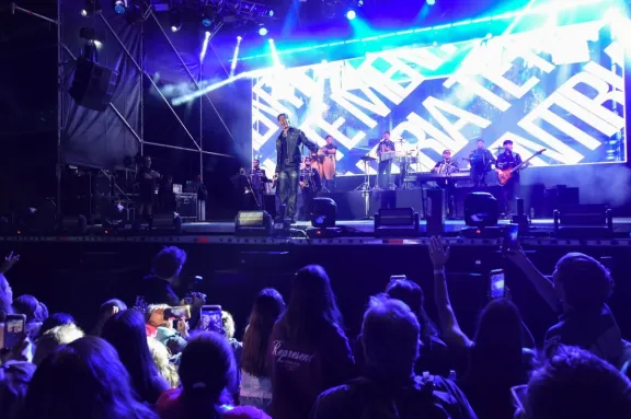 Luck Ra llenó de energía la costa del lago Lácar con su show frente a miles de fans.