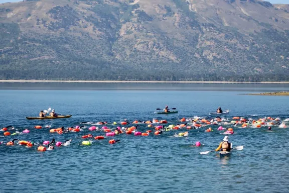 Gran participación en el cruce a nado del lago Aluminé: una experiencia única para los jóvenes.
