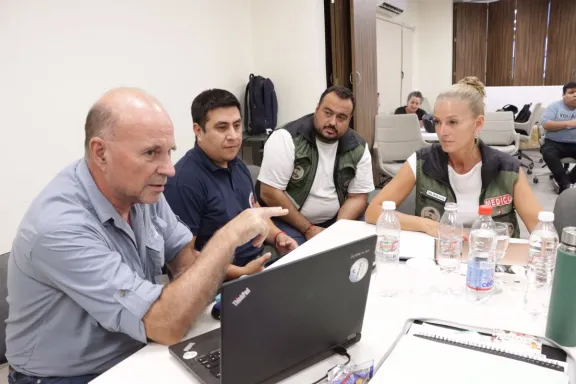 Suspensión de actividades al aire libre y tráfico restringido hasta la noche.