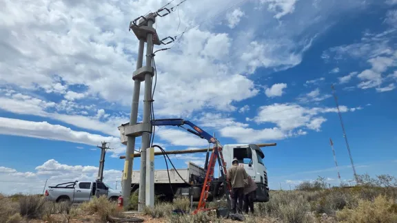 Reparan la línea eléctrica que abastece a San Patricio del Chañar.