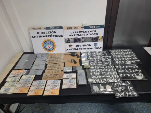 Cuatro detenidos y secuestro de drogas y armas tras denuncias vecinales en la zona.