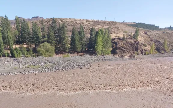 La turbidez del río Neuquén impacta en el suministro de agua potable en Alto Neuquén.