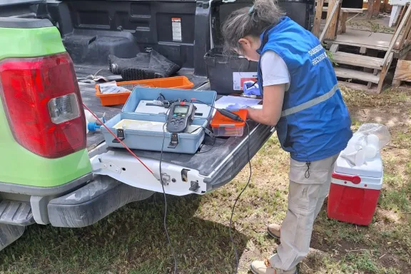 La provincia inspeccionó el agua en Senillosa tras la muerte de peces en la zona.