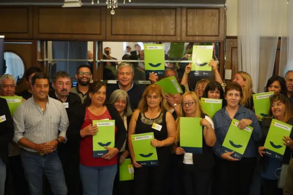 Figueroa entregó escrituras a los beneficiarios de Zapala que completaron el pago de su vivienda.