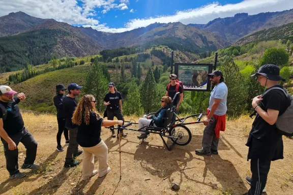 Neuquén suma silla adaptada para disfrutar del senderismo accesible