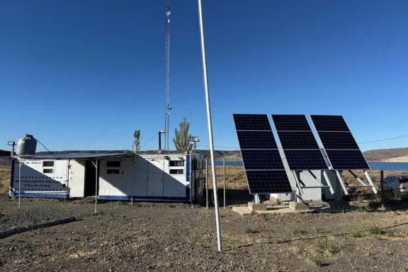 Instalan paneles solares en la comisaría de Collón Curá para un futuro más sostenible.