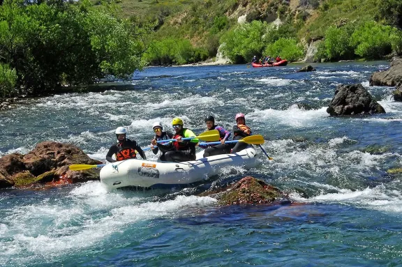 Aprende a guiar rafting: curso en Pilo Lil para jóvenes aventureros.