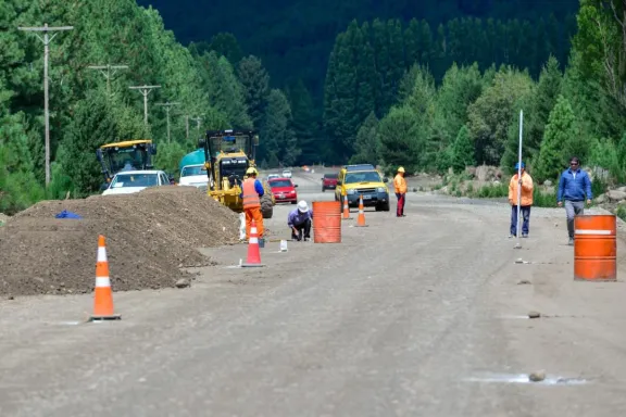 Aumentan las obras de pavimentación en la Ruta 62 rumbo al lago Lolog.