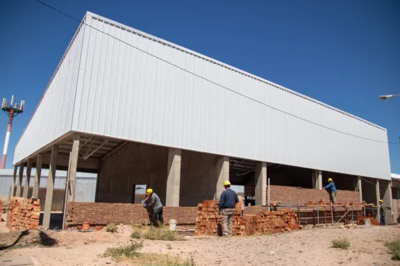 La ampliación de la EPET 17 en Neuquén capital ya lleva un 50% de avance en su construcción.