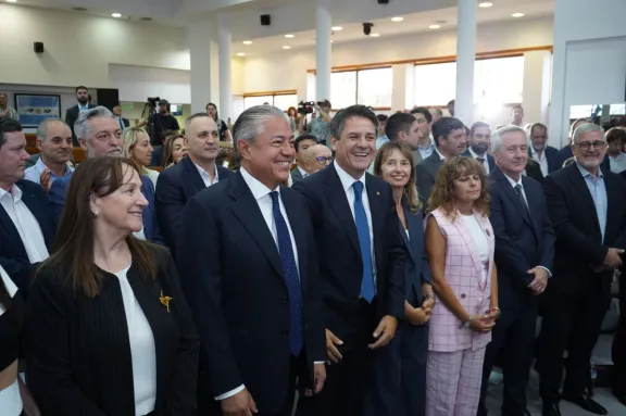 Figueroa participa en la apertura del período legislativo en Neuquén capital.
