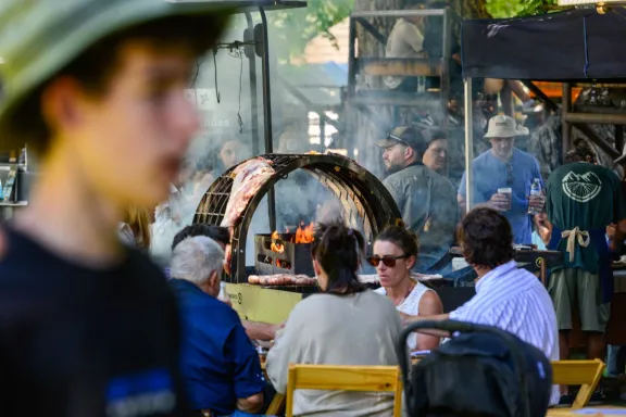 El Carnaval 2026 impulsa el turismo con plena ocupación y gran impacto económico.