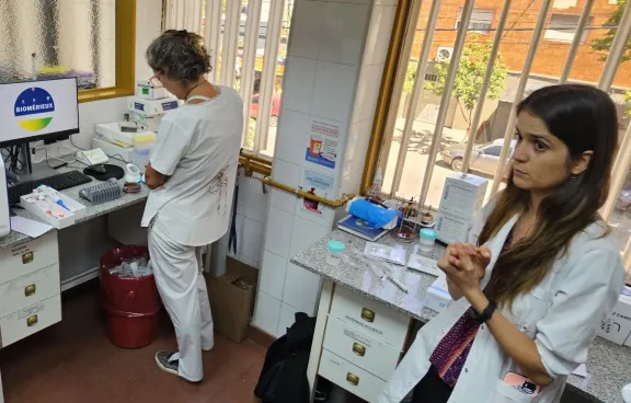Nuevos equipos de alta tecnología llegan a los laboratorios de hospitales.