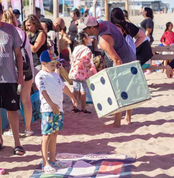 Neuquén promociona su oferta turística en la costa atlántica.