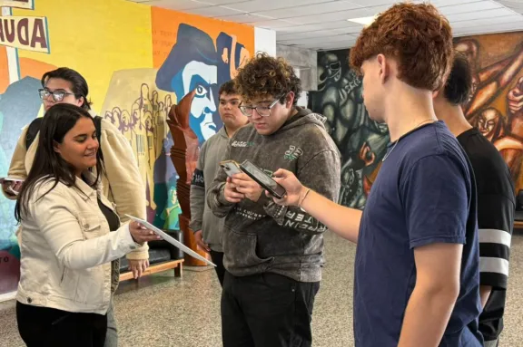 Juventud asesoró a mil estudiantes universitarios y promovió inscripciones a las Becas Gregorio Álvarez.