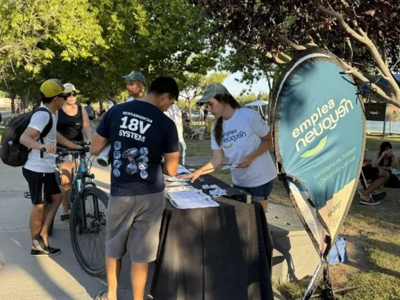 La provincia impulsa el empleo con más de 800 empresas en Emplea Neuquén.