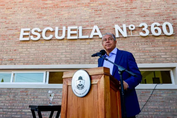 Figueroa inauguró el nuevo edificio de la Escuela Primaria N° 360 en Centenario.