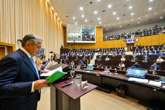Figueroa propone un proyecto para proteger a los trabajadores de la salud en Argentina.