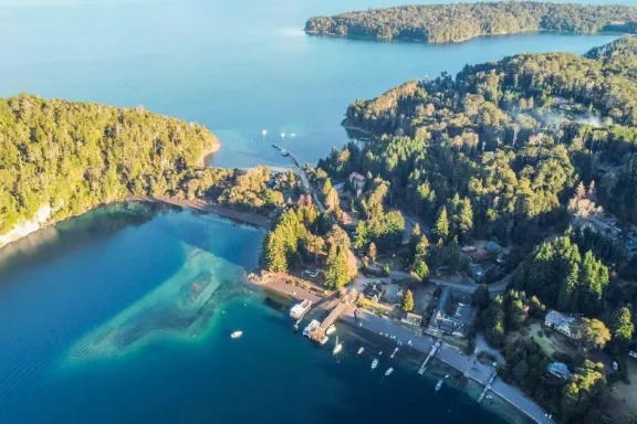 Neuquén impulsa su turismo en Chile y anuncia vuelo directo desde Santiago.