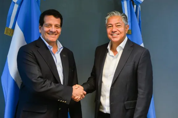 GeoPark contribuye a las becas Gregorio Álvarez para impulsar oportunidades educativas.