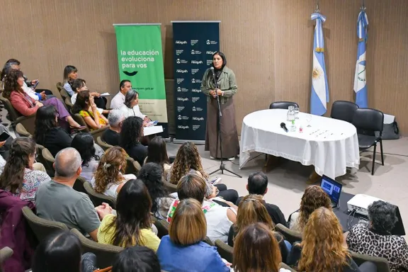 Doce escuelas rurales celebran su recategorización tras una jornada de trabajo.