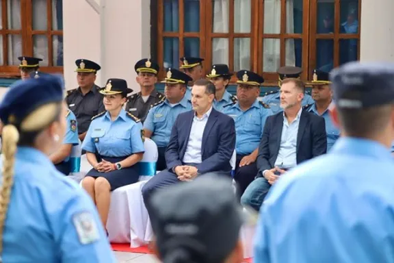 Finalizó el Curso de Instructores Policiales 2026 en la Escuela de Cadetes de Argentina.