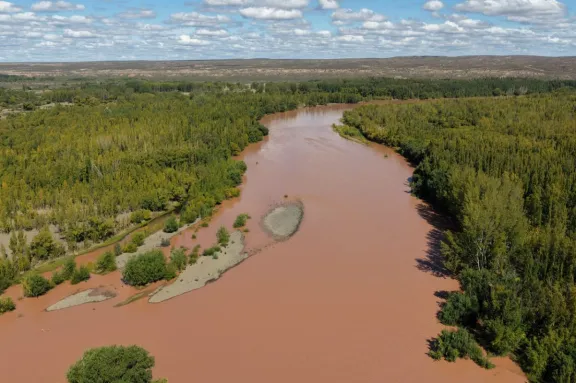 Tormentas aumentan la turbidez del río Limay. ¿Qué significa para el medio ambiente?