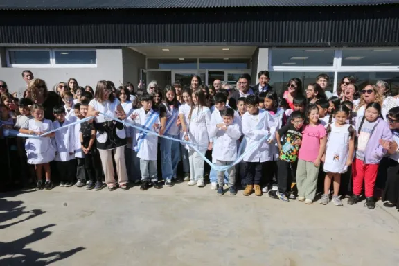 Junín de los Andes inauguró una nueva escuela primaria para mejorar la educación en la zona.