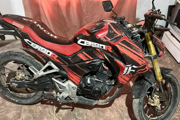 La Policía detuvo a dos hombres y secuestró vehículos en Centenario.