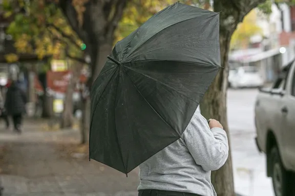 Defensa Civil alerta sobre fuertes lluvias y vientos en la región.
