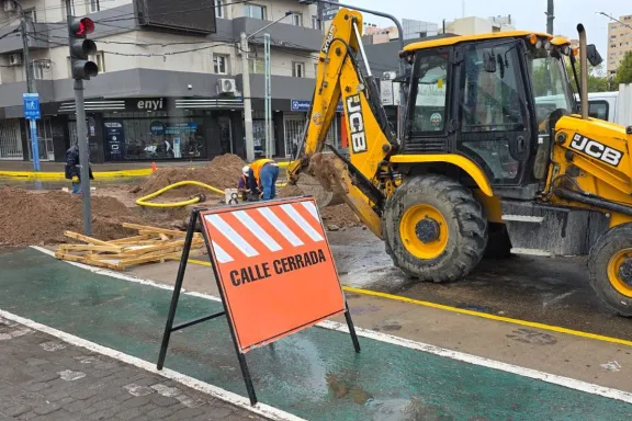 Trabajos en cañerías del sistema de agua potable en el centro de Neuquén.